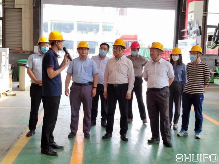 山東省科學(xué)院激光研究所所長賈中青、山東省機械設(shè)計研究院院長林江海帶領(lǐng)激光、高端裝備領(lǐng)域?qū)＜乙恍?人到水泊焊割實地調(diào)研 (已調(diào)整大小)